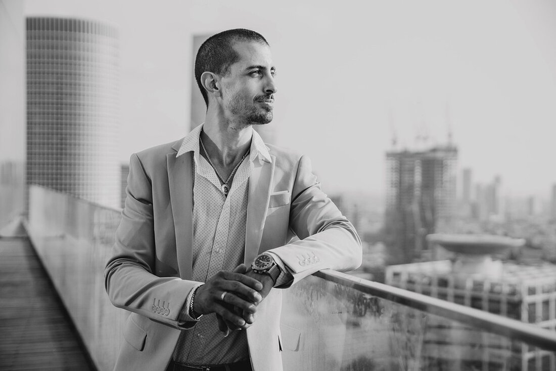 Oklahoma auf dem Weg zur Bitcoin-Integration: Ein Meilenstein für digitale Vermögenswerte Oklahoma hat das Potenzial, der erste US-Bundesstaat zu werden, der Bitcoin als Teil seiner Finanzstrategie einführt. Das Repräsentantenhaus des Bundesstaates hat den Gesetzentwurf HB 1203, auch bekannt als „Strategic Bitcoin Reserve Act“, mit einer klaren Mehrheit von 77 zu 15 Stimmen verabschiedet. Sollte der Senat dem Gesetzentwurf ebenfalls zustimmen, könnte Oklahoma bis zu 10 % seiner öffentlichen Mittel in Bitcoin oder andere digitale Vermögenswerte mit einer Marktkapitalisierung von über 500 Milliarden US-Dollar investieren. Der Abgeordnete Cody Maynard, der den Gesetzentwurf initiiert hat, sieht in Bitcoin eine sinnvolle Absicherung gegen …