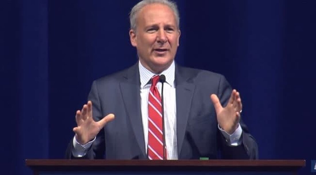 Der berühmte Goldbug- und Bitcoin-Kritiker Peter Schiff hat die führende Kryptowährung erneut dafür kritisiert, dass sie es nicht auf die Liste der von ChatGPT empfohlenen rezessionssicheren Vermögenswerte geschafft hat. In seinem jüngsten Schlag gegen Bitcoin sagte der amerikanische Börsenmakler und CEO der Vermögensverwaltungsgesellschaft Euro Pacific Capital, der Chatbot mit künstlicher Intelligenz (KI) sei schlau, um Gold und andere Anlageinstrumente gegenüber Bitcoin zu empfehlen. Rezessionssichere Vermögenswerte von ChatGPT Schiff machte die Erklärung in a twittern am Donnerstag unter Bezugnahme auf einen Artikel von Newstrail, der eine Aufschlüsselung des von ChatGPT empfohlenen rezessionssicheren Portfolios hervorhob. Dem Bericht zufolge schlug der Bot vor, &hellip;