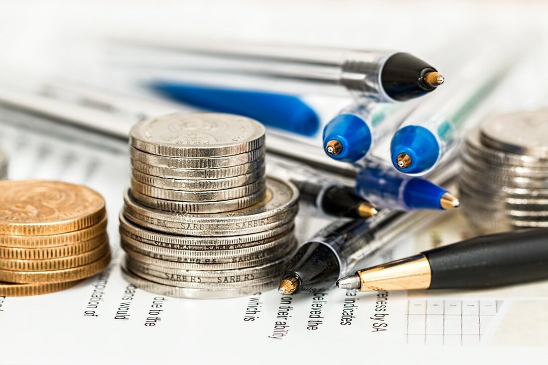 Titel: Kryptowährungshandel auf Binance.US – Sinkende Kurse von Bitcoin und Ethereum sorgen für Aufsehen Einleitung: Der Kryptowährungsmarkt zeigt erneut eine interessante Preisdiskrepanz, diesmal auf der US-amerikanischen Krypto-Börse Binance.US. Benutzer haben bemerkt, dass Bitcoin und Ethereum zu niedrigeren Preisen gehandelt werden als auf anderen Plattformen, was zu Spekulationen über ein möglicherweise abgekoppeltes Handelsvolumen führt. Infolgedessen erregt die niedrigere Bewertung von BTC und anderen Kryptowährungen die Aufmerksamkeit der Anleger. Preisschwankungen im Vergleich zu globalen Spotpreisen: Auf Binance.US wird Bitcoin derzeit zu einem Preis von knapp über 27.500 US-Dollar gehandelt. Dies bedeutet eine Preisdiskrepanz von fast 3.000 US-Dollar im Vergleich zu den globalen …