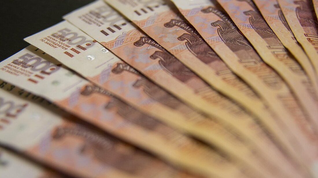 Prognosen und Entwicklungen für XRP: Ein potenzieller Anstieg auf bis zu 16 US-Dollar Analysten prognostizieren, dass der XRP-Kurs um 570 % steigen könnte, mit einem potenziellen Ziel von 16 US-Dollar. Diese Einschätzungen basieren auf ähnlichen Preismustern aus der Vergangenheit, die deutliche Preisanstiege begünstigten. Besonders die aktuelle Marktlage und technische Indikatoren deuten auf eine bevorstehende Rallye hin. Analystenmeinungen Der Kryptoanalyst Javon Marks hebt hervor, dass sowohl der Preis von XRP als auch der Relative Strength Index (RSI) sich in einem Aufwärtstrend befinden. Marks verweist darauf, dass frühere Preisausdüche zu signifikanten Kurssteigerungen führten. Sollte XRP diesem Muster folgen, könnte die Kryptowährung ein …