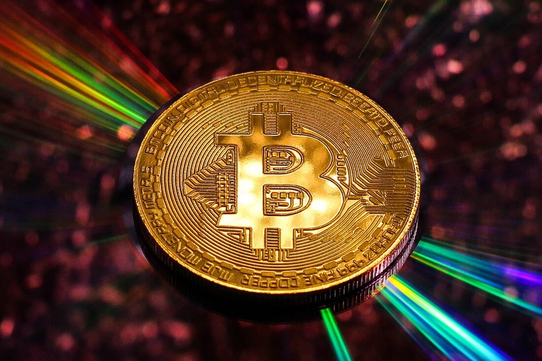 XRP verzeichnet einen beeindruckenden Preisanstieg von fast 29 % in weniger als einer Stunde, nachdem ein Richter im Fall der US-Börsenaufsicht SEC (Securities and Exchange Commission) gegen Ripple Labs entschieden hat. CoinGecko-Daten zeigen, dass der XRP-Preis derzeit über 0,60 US-Dollar liegt, verglichen mit etwa 0,47 US-Dollar am Vortag. Diese Entwicklung ist bemerkenswert, da XRP seit Mai 2022 nicht mehr über 0,60 US-Dollar gehandelt wurde. Der gesamte Kryptowährungsraum erlitt damals einen Marktcrash, der auch den Preis von Ripple beeinflusste. Darüber hinaus belastete die andauernde rechtliche Auseinandersetzung mit der SEC den Ripple-Preis. Das Urteil des Richters hat möglicherweise weitreichende Auswirkungen. Er entschied, &hellip;