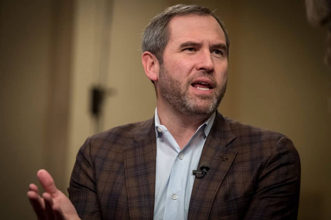 Brad Garlinghouse, der Vorstandsvorsitzende von Ripple Labs, hat den Gesetzgeber in den Vereinigten Staaten aufgefordert, die selbstbewussten Äußerungen von Gary Gensler, dem Vorsitzenden der Securities and Exchange Commission (SEC), über die amerikanische Kryptoindustrie zu prüfen. Garlinghouses Kommentare kommen, wie Gensler kürzlich in einer Anhörung vor einem Repräsentantenausschuss sagte, dass es keine Notwendigkeit für zusätzliche Gesetze für Krypto-Assets gibt, da bereits bestehende Wertpapiergesetze ausreichen, um den Sektor zu regulieren. Genslers Behauptungen sind „unverständlich“ In einem Tweet, die Ripple Der CEO bestand darauf, dass die Behauptungen des SEC-Vorsitzenden unverständlich seien. Garlinghouse forderte gewählte Beamte auf, Genslers Handlungen zur Kenntnis zu nehmen, und …