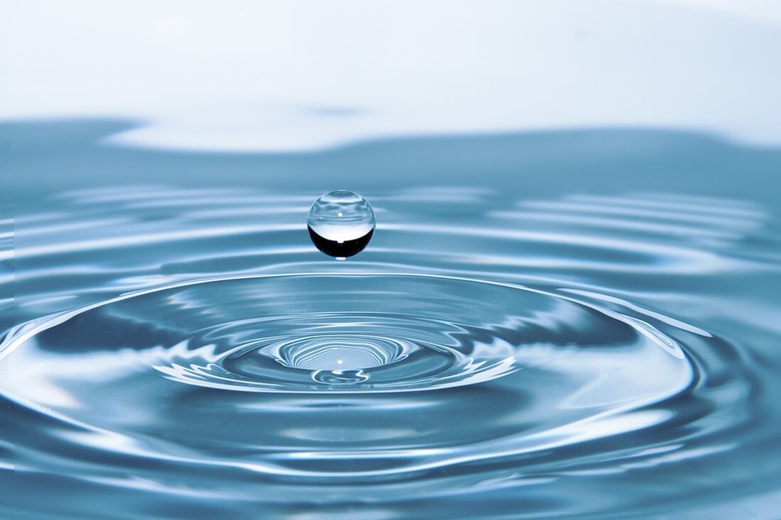 Ripple hat in einem wichtigen Gerichtsprozess gegen die SEC (Securities and Exchange Commission), die amerikanische Wertpapieraufsicht, einen Sieg errungen. Dieser Sieg bedeutet, dass XRP offiziell nicht mehr als Wertpapier betrachtet wird, zumindest nicht für die auf Börsen gehandelte Variante des Kryptowährungs-Token. Die Entscheidung hat zu einem starken Anstieg des XRP-Kurses geführt und zieht auch den Rest des Kryptomarktes nach oben. Doch was steckt hinter diesem Gerichtsprozess und warum ist er so bedeutend? Die SEC hatte Ripple im Dezember 2020 verklagt und behauptet, dass XRP als Wertpapier einzustufen sei und dass Ripple dieses Wertpapier illegal an Investoren verkauft habe. Ripple hingegen …