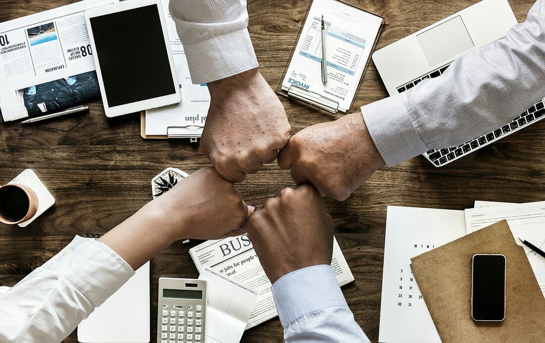 Robert Leshner, der Schöpfer der DeFi-Kreditplattform Compound Finance, hat seinen Rücktritt als CEO bekannt gegeben. Leshner plant, ein neues Unternehmen namens Superstate Trust zu gründen, das sich auf die Schaffung eines kurzfristigen Staatsanleihenfonds konzentriert. Das Unternehmen hat bereits Startgelder in Höhe von 4 Millionen US-Dollar von verschiedenen DeFi-Investoren eingeworben. Obwohl Leshner zurücktritt, zeigt der native Token von Compound Finance, COMP, weiterhin einen starken Anstieg. In den letzten zwei Tagen ist der Wert von COMP um beeindruckende 22,47 % gestiegen und wird derzeit bei 55,87 $ gehandelt. Compound Finance hat ein Vermögen von 2 Milliarden US-Dollar, und sein Governance-Token COMP ist …