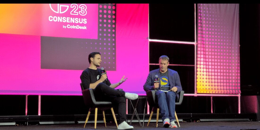 Die Aktien- und Krypto-Handelsplattform Robinhood hat „Robinhood Connect“ angekündigt, mit der Krypto-Investoren Krypto direkt mit einer Kreditkarte kaufen und in die Selbstverwahrung zurückziehen können. Der Dienst ist derzeit mit persönlichen Brieftaschen wie MyDoge und Slingshot live und wird bald sowohl für Phantom als auch für Exodus verfügbar sein. Der Fiat-to-Crypto-On-Ramp soll mit MoonPay und Coinbase Pay konkurrieren, stammt aber von einem Unternehmen, das enger mit dem traditionellen Finanzwesen verbunden ist. Die Integration erfordert nicht, dass Benutzer die Robinhood-App öffnen, um ihre Brieftasche zu finanzieren, sodass sie Krypto direkt in ihrer Brieftaschen-App kaufen können. Jeder, der bereits ein Robinhood-Konto hat, kann …