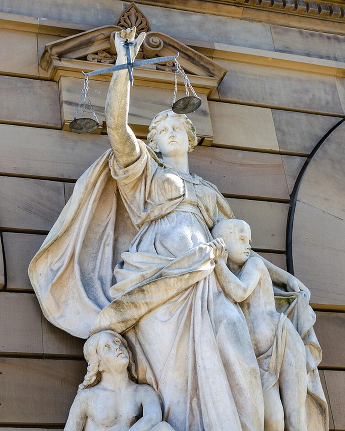 Russland und Kryptowährungen: Eine strategische Diskussion über digitale Vermögenswerte Die Diskussion über den Einsatz von Kryptowährungen in Russland erhält neuen Schwung, insbesondere unter der Leitung von Alexander Shokhin, Präsident der Russischen Union von Industriellen und Unternehmern (RSPP). Er fordert die russische Regierung dazu auf, die Nutzung von Bitcoin und ähnlichen digitalen Währungen ernsthaft zu prüfen. Dies geschieht vor dem Hintergrund internationaler Entwicklungen, wie der Ankündigung von Donald Trump, eine strategische Reserve an Bitcoin und anderen digitalen Währungen in den USA zu etablieren. Chancen und Risiken von Kryptowährungen Shokhin hebt hervor, dass es kein Land geben sollte, das seine souveränen Rechte &hellip;