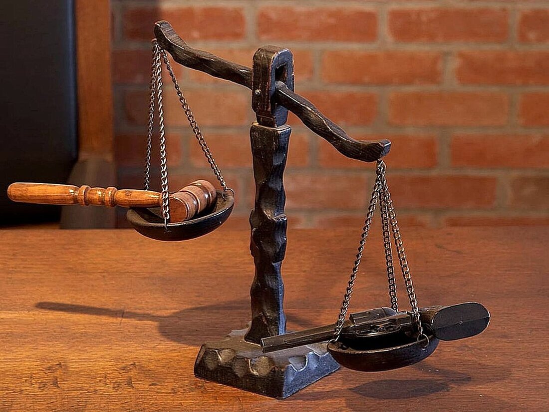 Entwicklung eines eigenen Stablecoins: Russische Finanzbeamte fordern Maßnahmen Die Diskussion um die Schaffung eines eigenen Stablecoins in Russland hat an Bedeutung gewonnen. Osman Kabaloev, ein Beamter des russischen Finanzministeriums, hat während eines Interviews erklärt, dass eine nationale Kryptowährung notwendig sei. Der Hauptgrund für diese Forderung sind die anhaltenden Sanktionen gegen Russland, die die wirtschaftliche Stabilität und Liquidität des Landes gefährden. Stablecoins, digitale Währungen, die an reale Vermögenswerte wie den US-Dollar oder Edelmetalle gekoppelt sind, könnten Russland helfen, finanzielle Transaktionen zu vereinfachen und den internationalen Handel aufrechtzuerhalten. Kabaloevs Vorschlag könnte auch Teil einer breiteren Strategie zur Anpassung der russischen Wirtschaft an &hellip;