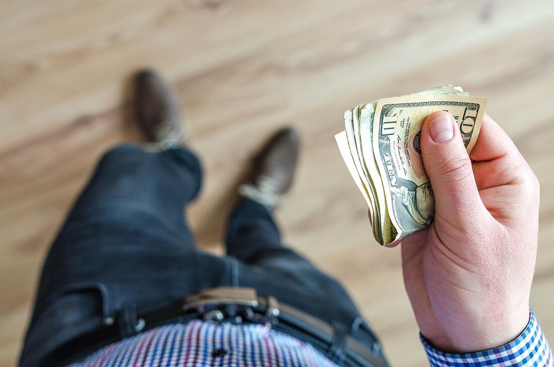 SEC zieht Berufung zurück: Auswirkungen auf Nutzer und Projekte Am 19. Februar 2023 hat die U.S. Securities and Exchange Commission (SEC) ihre Berufung gegen ein Gerichtsurteil zurückgezogen. Dieses Urteil hatte die SEC darin gehindert, die bestehenden Wertpapiergesetze auf Nutzer und Projekte in der Kryptowährungsbranche anzuwenden. Die Entscheidung der SEC hat weitreichende Folgen für die Regulierung des Kryptomarktes. Das Gerichtsurteil, das nun nicht mehr angefochten wird, könnte dazu führen, dass Nutzer und Projekte weniger strengen Beschränkungen unterliegen. Diese Entwicklung könnte das Wachstum und die Innovation innerhalb der Branche fördern, da potenzielle rechtliche Unsicherheiten abgebaut werden. Die SEC war zuvor in der …