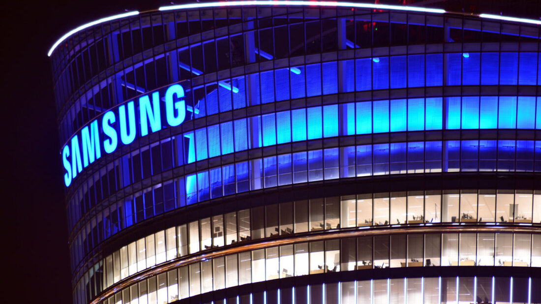 Samsung, das koreanische Elektronikunternehmen, hat bekannt gegeben, dass es daran arbeitet, seine eigenen Metaverse- und Extended-Reality-Geräte zu bauen, und auf die Möglichkeit der Einführung eines VR-Headsets in naher Zukunft hingewiesen. TM Roh, Leiter des Samsung-Geschäfts für mobile Erlebnisse, erklärte, dass das Gerät in Partnerschaft mit Google und Qualcomm entwickelt werde. Samsung steigt in das Hardware-Geschäft von Metaverse ein Samsung, das koreanische Mobilfunkunternehmen, enthüllt es wird bald in den Markt der Metaverse- und VR-Headsets (Virtual Reality) eintreten. Das Unternehmen gab bekannt, dass es bereits an sogenannter „Extended Reality“-Hardware arbeitet, was auf die Produktion eines VR-Headsets hindeutet. TM Roh, Head of Samsung &hellip;