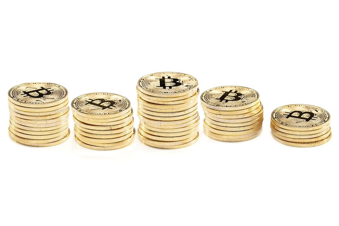 Bakkt auf Talfahrt: Wichtige Partner ziehen sich zurück Der Krypto-Dienstleister Bakkt hat am 18. März 2024 einen bedeutenden Rückschlag an der Börse erlitten. Nachdem bekannt wurde, dass sowohl die Bank of America als auch Webull ihre Kooperationen mit Bakkt nicht verlängern werden, fiel der Kurs der Bakkt-Aktie (BKKT) um 27,28 % und schloss bei 9,33 US-Dollar. Zudem verlor die Aktie nachbörslich weitere 2,25 % und fiel auf 9,12 US-Dollar. Im Vergleich zu ihrem Höchststand von 1.063 US-Dollar im Oktober 2021 ist die Aktie mittlerweile um mehr als 99 % gefallen. Wichtige Kunden ziehen sich zurück Laut einer Pflichtmitteilung an die …