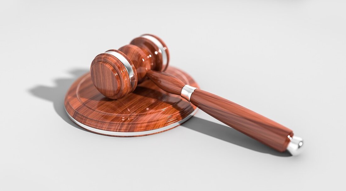 Die US-Senatoren Cynthia Lummis und Kirsten Gillibrand haben angekündigt, ihren empfohlenen &#8222;Responsible Financial Innovation Act&#8220; wieder vorzulegen, um die Diskussionen über Kryptowährungsregulierungen zu lenken. Die beiden Politiker planen, ihre Kryptowährungsgesetzgebung nächste Woche zu überprüfen. Dieser Schritt erfolgt inmitten der laufenden Debatte über die regulatorische Zukunft von Kryptowährungen. Frühere Bemühungen zur Einführung von Kryptowährungsgesetzen wurden nach dem Absturz der Kryptobörse FTX im November gestoppt. Der Gründer von FTX, Sam Bankman-Fried, war zuvor in Washington, D.C., als berühmter Gast bekannt. Der von Lummis und Gillibrand vorgeschlagene Gesetzentwurf ist einer der umfassendsten in Bezug auf den Kryptowährungsmarkt. Er setzt sich mit wichtigen Fragen &hellip;