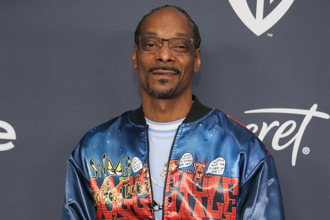 Das Kryptowährungs-Casino Roobet gab am 1. März seine Partnerschaft mit dem legendären Rapper Snoop Dogg bekannt, um die Online-Unterhaltungsbranche „neu zu erfinden“. Laut der offiziellen Website von Roobet werden Snoop Dogg und das Casino zusammenarbeiten, um „die Branche aufzurütteln und den Spielern ein einzigartiges Spielerlebnis zu bieten“, dank der jahrzehntelangen Karriere des Rappers in der Unterhaltungsindustrie. Doggs Rolle im Unternehmen? Oberster Ganjaroo-Offizier. Als Chief Ganjaroo Officer wird Snoop Dogg Roobet dabei helfen, seine Expansionsziele zu erreichen. Roobet sagt, dass die Partnerschaft „Snoops enorme globale Reichweite und Branchenexpertise zusammenbringen wird“. THA DOGG IST ZU HAUSE 🐕 X 🦘 @snoopdogg x Robet …