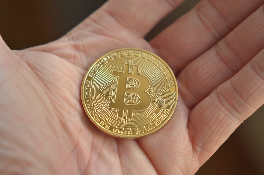 Gold stieg nach der ersten ETF-Genehmigung um 350 %; Könnte Bitcoin dasselbe tun? Die Krypto-Community wartete gespannt auf die mögliche Zulassung eines Spot-Bitcoin-Exchange-Traded-Fonds (ETF) und die Auswirkungen, die dies möglicherweise auf die BTC-Preise haben könnte. Enthusiasten glauben, dass eine solche Genehmigung die institutionelle Akzeptanz von Bitcoin fördern und zu einer erhöhten Liquidität und Marktbeteiligung führen würde. Ein Kryptomarkthändler äußerte sich zu den möglichen Auswirkungen einer Spot-Bitcoin-ETF-Zulassung auf den Preis und verglich sie mit der Rallye des Goldpreises nach der Zulassung des ersten Gold-ETF im Jahr 2004 in den USA. In einem Tweet vom 12. Juli veröffentlichte Ash-Krypto ein Diagramm, das …