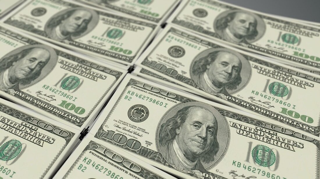 Technologische Hürden bei der Einführung des digitalen Rubels in Russland Laut einem aktuellen Bericht des russischen Nachrichtensenders Vedomosti sehen sich fast ein Drittel der russischen Banken in ihrer Vorbereitung auf den digitalen Rubel, einer digitalen Zentralbankwährung (CBDC), vor technologischen Herausforderungen. Eine von Flant und DiaSoft durchgeführte Umfrage unter über 150 Bankgeschäften zeigt, dass 30 % der Finanzinstitute nicht über die notwendige IT-Infrastruktur verfügen, um die Digitalwährung des Landes zu unterstützen. Die Ergebnisse der Umfrage sind besonders relevant, da die Bank von Russland kürzlich angekündigt hat, die Massenimplementierung des digitalen Rubels, die ursprünglich für den 1. Juli 2025 geplant war, zu &hellip;