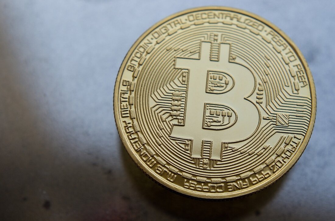 Tesla hält weiterhin Bitcoin-Bestände und unterstützt gleichzeitig Dogecoin Inmitten der kontinuierlichen Evolution des Kryptowährungsmarktes scheint Tesla, der renommierte Hersteller von Elektrofahrzeugen, weiterhin ein engagierter Akteur zu sein. Trotz der Volatilität sowohl der Krypto- als auch der Aktienmärkte hat das Unternehmen seine Bitcoin-Bestände beibehalten und hält weiterhin an der marktführenden Kryptowährung fest. Überraschenderweise scheint jedoch Dogecoin, die Meme-basierte Kryptowährung, im Spielplan des Unternehmens eine bedeutendere Rolle zu spielen. Dies wirft neue Fragen über die Ausrichtung und Zukunft von Tesla im Kryptowährungsraum auf. Im Kontext der volatilen Natur des Kryptowährungsmarktes stellt die Beibehaltung eines stabilen Krypto-Portfolios eine bemerkenswerte Leistung dar. Tesla, der …