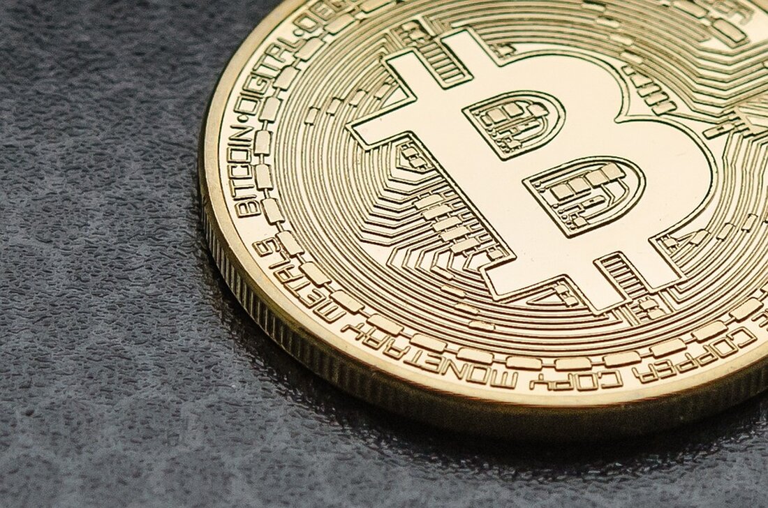 Tron hat in einem aktuellen Tweet bekannt gegeben, dass das Netzwerk den Vorschlag zur Änderung des Freenetlimits umgesetzt hat. Dieser Vorschlag wird das Freenetlimit ändern, was zur Folge hat, dass die tägliche freie Bandbreite für ein einzelnes Konto von 1500 auf 600 sinkt. Die Entwickler des Tron-Netzwerks verbessern kontinuierlich die Netzwerkleistung, da das Tron-Blockchain-Netzwerk wächst und immer mehr Nutzer anzieht. Um dieser steigenden Nachfrage gerecht zu werden, haben die Entwickler beschlossen, das Freenetlimit im Netzwerk zu ändern und es von 1500 auf 600 zu reduzieren. Tron hat in einem Twitter-Beitrag mitgeteilt: „TRON hat offiziell den No.87 Voting Request um 13:40:06, …