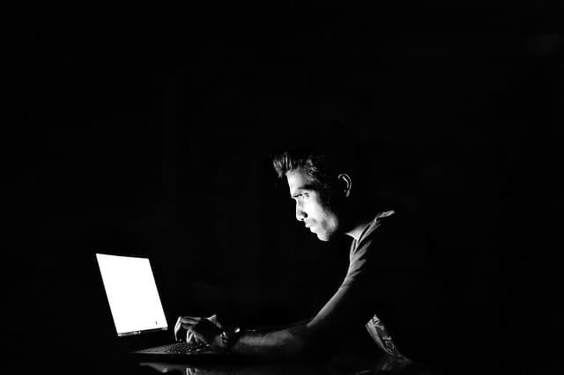 Trust Wallet – ein Multi-Chain-Krypto-Wallet-Anbieter – gab am Mittwoch eine Erklärung ab, in der er die jüngsten Ereignisse erläuterte, die es ermöglichten, dass einem seiner Benutzer 4 Millionen Dollar gestohlen wurden. Das Unternehmen führte die Ursache des Diebstahls eher auf einen Social-Engineering-Angriff durch eine Einheit der organisierten Kriminalität in Rom zurück, als auf einen Fehler in seiner Software. Am Montag kursierten Gerüchte über einen Trust Wallet-Benutzer, der 4 Millionen Dollar an Geldern an einen Betrüger verloren hatte, der lediglich ein Foto des Kontostands des Benutzers gemacht hatte. Zu dieser Zeit waren keine Seed Phrases – Passwörter für den Zugriff auf &hellip;