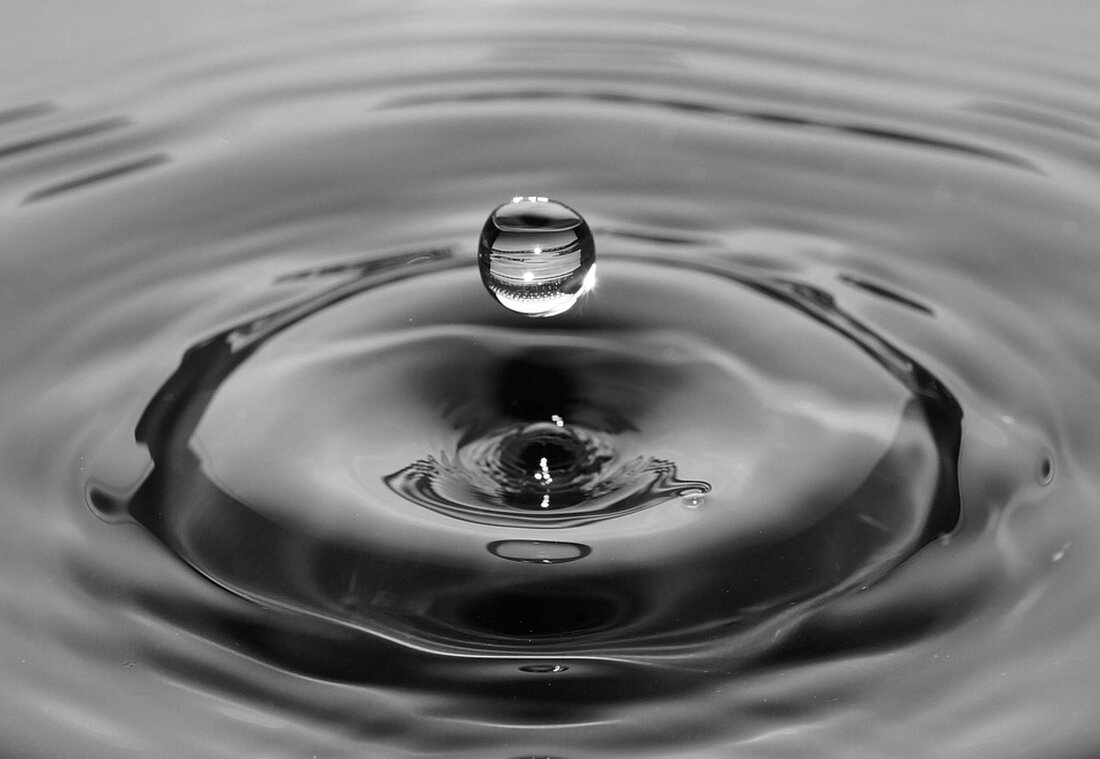 Ripple Labs hat in dem Streit mit der US-Börsenaufsicht Securities and Exchange Commission (SEC) einen juristischen Erfolg erzielt. Das US-Bundesgericht für den südlichen Bezirk von New York entschied am Donnerstag, dass der von Ripple ausgegebene Token XRP kein klassisches Wertpapier im Sinne der US-Rechtsprechung ist, solange er auf öffentlichen Kryptobörsen gehandelt wird, wie zum Beispiel auf Coinbase, Binance und Kraken. Dies bedeutet, dass die SEC nicht zuständig ist und dass Ripple nicht den speziellen Anforderungen und Schutzmechanismen der Behörde folgen muss. Die Entscheidung erging aufgrund der Feststellung, dass die sogenannten Howey-Kriterien für ein Wertpapier nicht greifen, wenn XRP „programmatisch“ gehandelt …