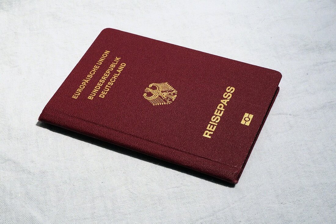 DOJ beschlagnahmt Krypto im Zusammenhang mit Hamas – 1,5 Millionen Dollar Spur über globale Wallets Am 27. März gab das US-Justizministerium (DOJ) bekannt, dass es eine bedeutende internationale Terrorfinanzierungsoperation gestoppt hat, indem digitale Vermögenswerte, die Hamas zugutekommen sollten, beschlagnahmt wurden. Die Behörden präsentierten die Gerichtsentscheidungen zur Beschlagnahmung und berichteten, dass dadurch Kryptowährung im Wert von etwa 200.000 Dollar verhindert wurde, die für die Unterstützung der terroristischen Aktivitäten von Harakat al-Muqawama al-Islamiyya (Hamas) bestimmt war. Laut Ermittlungen wurden die konfiszierten Gelder auf ein komplexes Netzwerk von Krypto-Wallets und Geldwäscheoperationen zurückgeführt, das seit Oktober 2024 über 1,5 Millionen Dollar in Kryptowährung bewegt …