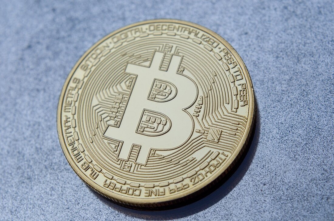 Am 12. Juli führte eine mit dem DOJ (Department of Justice) verbundene Kryptowährungs-Wallet eine Reihe von Transaktionen durch, bei denen etwa 9.825,25 Bitcoin im Wert von fast 299 Millionen US-Dollar bewegt wurden. Der genaue Zweck dieser Transaktionen bleibt unklar. Die ersten Transaktionen beinhalteten die Übertragung von etwa 9.825 Bitcoins im Zusammenhang mit der Beschlagnahmung der Seidenstraße an drei Adressen. Der Großteil der Münzen, etwa 8.200 BTC im Wert von fast 250 Millionen US-Dollar, wurde an eine einzige Adresse gesendet, die den Gesamtbetrag später auf 101 separate Adressen aufteilte. Zuvor hatte die US-Regierung bekannt gegeben, dass sie die verbleibenden BTC aus …