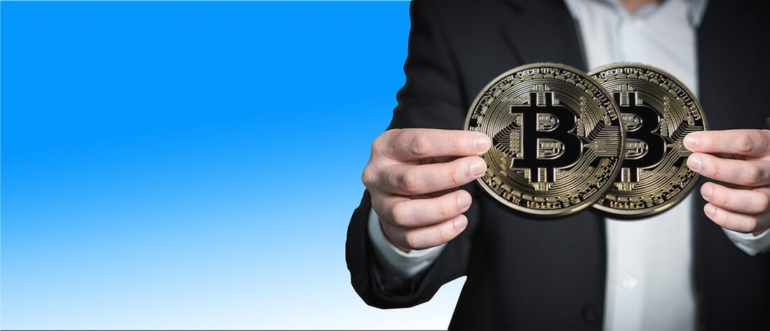 Die jüngste Veröffentlichung im Block Explorer hat kürzlich die Aufmerksamkeit des Kryptowährungsmarktes auf sich gezogen. Zwei Wallets, die dem Justizministerium gehören und mit der Beschlagnahme von Kryptowährungen im Zusammenhang mit der Silk Road verbunden sind, haben heute Morgen (12. Juli 2023) Bitcoin im Wert von etwa 301 Millionen US-Dollar (9.825 BTC) in drei separaten Transaktionen transferiert. Diese Transaktionen sind bemerkenswert, da ähnliche Ereignisse in der Vergangenheit zu einem Rückgang des Bitcoin-Preises geführt haben. Tatsächlich brach der Kryptomarkt im März zusammen, nachdem dieselbe Wallet Bitcoin im Wert von 1 Milliarde US-Dollar transferiert hatte. Es ist wichtig zu erwähnen, dass die Regierung …