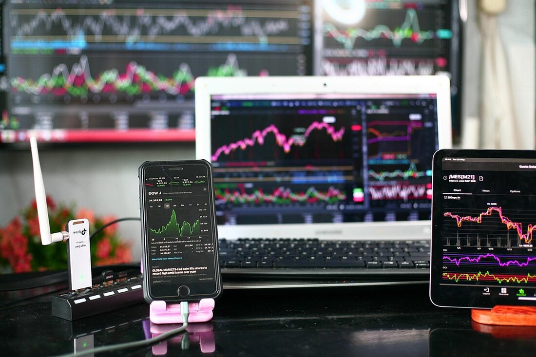 Mysteriöse Reaktivierung eines alten Bitcoin-Wallets sorgt für Aufsehen Ein unerwartetes Ereignis hat in der Kryptowelt für großes Aufsehen gesorgt: Ein altes Bitcoin (BTC) Wallet, das seit März 2016 inaktiv war, wurde nach genau neun Jahren wieder aktiviert. In dieser Zeitspanne wurden insgesamt 534 BTC bewegt, was dem aktuellen Wert von etwa 45 Millionen US-Dollar entspricht. Transaktion bei Blockhöhe 888.655 entdeckt Diese auffällige Aktivität wurde von der Blockchain-Analyseplattform btcparser.com registriert. Die Transaktion fand bei Blockhöhe 888.655 statt und involvierte ein sogenanntes „Pay-to-Pubkey-Hash“-Wallet, eine veraltete Form von Bitcoin-Adresse, die heutzutage nur noch selten verwendet wird. Die gesamte Summe wurde in zwei separaten &hellip;