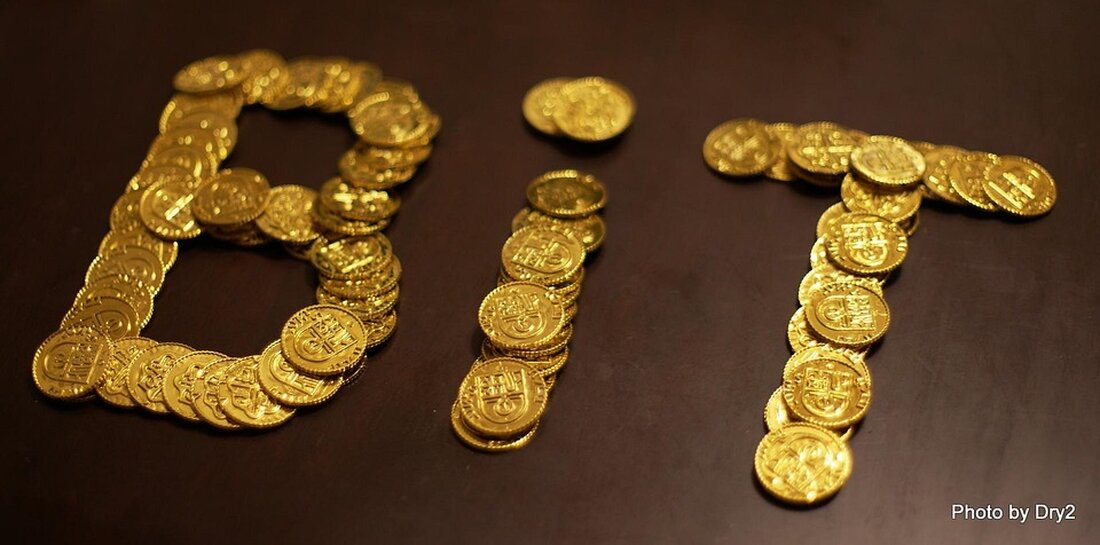 45 Millionen Dollar in Bitcoin bewegen sich zum ersten Mal in 9 Jahren Mit Bitcoin, der am Donnerstag zwischen 83.880 $ und knapp über 86.000 $ schwankt, wurde eine seit langem inaktive Brieftasche aktiviert. Diese Brieftasche, die am 18. März 2016 – genau vor neun Jahren in dieser Woche – eingerichtet wurde, hat 534,94 BTC bewegt, was basierend auf den aktuellen Wechselkursen auf etwa 45 Millionen $ geschätzt wird. Heute wurde dieser beträchtliche Bitcoin-Bestand zum ersten Mal seit fast einem Jahrzehnt übertragen. Die Aktivität wurde von dem Blockchain-Parsing-Tool btcparser.com entdeckt und bei der Blockhöhe 888.655 registriert. Die Ursprungsgeldbörse, identifiziert als &hellip;
