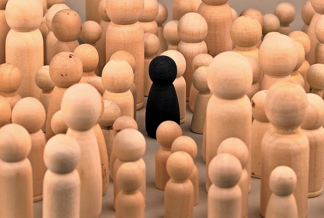 Multichain, ein Unternehmen im Bereich der Kryptowährungen, gerät zunehmend in die Kritik. Nachdem mutmaßlich ein so genannter Rugpull, also ein betrügerischer Verkauf von Vermögenswerten, stattgefunden hat, kommen nun Berichte über weitere Verluste ans Licht. Dabei verdichtet sich der Verdacht auf einen sogenannten Inside Job, also eine Tat, die von Personen innerhalb des Unternehmens begangen wurde. Multichain war bisher bekannt für sein Engagement in der Blockchain-Technologie und galt als vielversprechendes Unternehmen im Krypto-Sektor. Allerdings scheint sich das Blatt nun gewendet zu haben. Bei einem Rugpull werden Investoren und Anleger hinters Licht geführt. Das Vermögen, das sie in eine bestimmte Kryptowährung investiert &hellip;