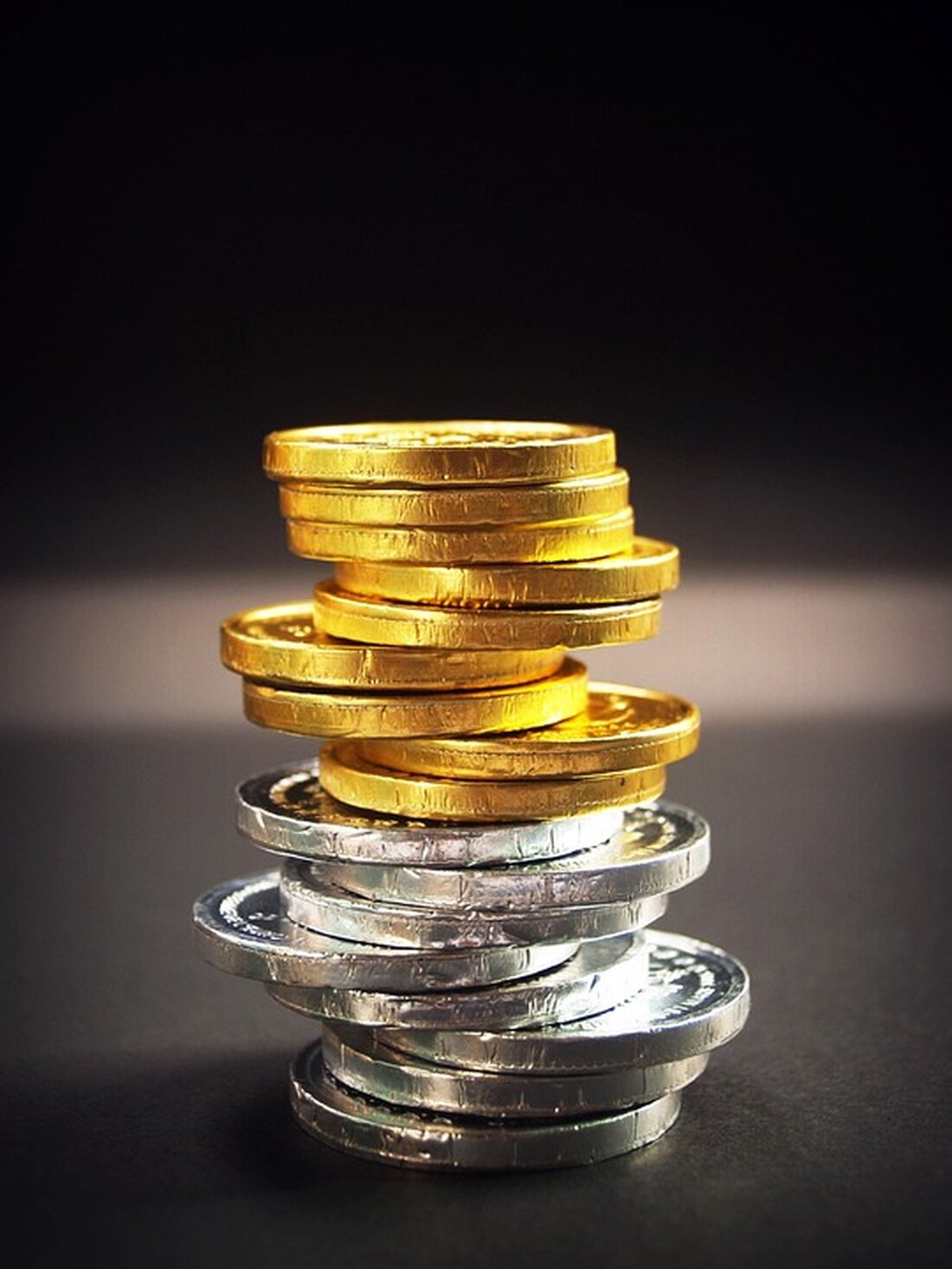 Wachsendes Interesse an Kryptowährungen: Die Bedeutung von ETFs Der Finanzmarkt erfährt gegenwärtig einen bemerkenswerten Wandel, der maßgeblich durch das wachsende Interesse an Kryptowährungen geprägt ist. Im Fokus stehen dabei 72 kryptowährungsbezogene ETFs (Exchange-Traded Funds). Diese neuen Anlageinstrumente ermöglichen es Investoren, in den Kryptomarkt einzusteigen, ohne selbst digitale Währungen kaufen oder verwalten zu müssen. ETFs sind börsengehandelte Fonds, die es Anlegern ermöglichen, in einen Korb von Vermögenswerten zu investieren. Bei kryptowährungsbezogenen ETFs besteht dieser Korb oft aus verschiedenen digitalen Währungen oder Blockchain-Technologien. Dies bietet eine diversifizierte Investitionsmöglichkeit und kann das Risiko im Vergleich zu Direktinvestitionen in einzelne Kryptowährungen minimieren. Die steigende &hellip;