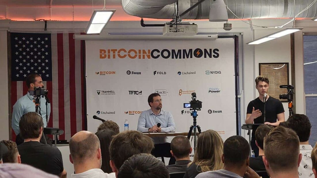 Es wurde viel über den Energieverbrauch von Bitcoin und darüber gesprochen, wie viel Power Miner voraussichtlich langfristig verbrauchen werden. Aber wo soll dieser Strom herkommen – umweltfreundliche erneuerbare Energien oder „schmutzige“ Kohlenwasserstoffe wie Kohle und Erdgas? Am Mittwochabend kamen Bitcoiner in einer Suite in der Nähe von Consensus 2023 zusammen, um genau diese Frage zu diskutieren. Die Kohlenwasserstoffseite Die Debatte, die im Rahmen der Debattenreihe des Nakamoto-Forums von Bitcoin Commmons stattfand, untersuchte, ob „Kohlenwasserstoffe die nachhaltigste Energiequelle für den Abbau von Bitcoin sind“, wie es in ihrer Resolution hieß. Steve Barbour – Gründer des Öl- und Gasminenunternehmens Upstream Data – &hellip;