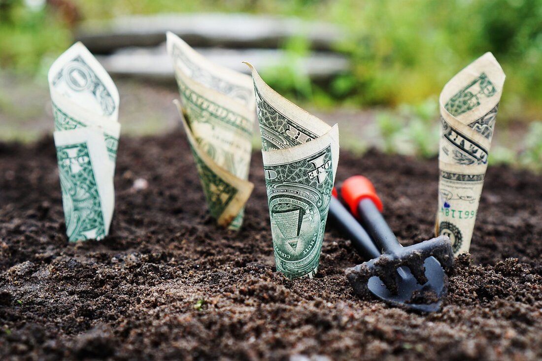 CBDCs und Finanzstabilität Laut einer aktuellen Umfrage der Bank für Internationalen Zahlungsausgleich (BIZ) besteht die Gefahr, dass die weit verbreitete Nutzung von Kryptoassets, einschließlich Stablecoins, die Finanzstabilität gefährdet. Die BIZ stellte jedoch auch fest, dass fast ein Viertel der Zentralbanken weltweit derzeit ein CBDC (Central Bank Digital Currency) für den Einzelhandel erprobt. Bis 2030 wird erwartet, dass mehr als zwei Dutzend staatlich unterstützte digitale Währungen eingeführt werden. CBDCs verstehen CBDCs sind digitale Versionen der Währung eines Landes oder einer internationalen Wirtschaftszone, die von der Zentralbank ausgegeben werden. Ähnlich wie Stablecoins, deren Wert an eine Fiat-Währung gebunden ist, wurden CBDCs bereits …
