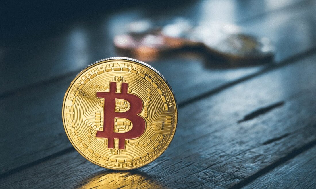 Für einige hat der Ordinals-Wahn verheerende Schäden im Bitcoin-Ökosystem angerichtet. Der Preis von BTC hat es bisher vielleicht nicht geschafft, daraus Kapital zu schlagen, aber das war bei den Netzwerk-Minern nicht der Fall. Tatsächlich war die Entwicklung für sie ein Segen. Bitcoin Miner Der Umsatz schießt in die Höhe Dieser Monat war von explodierenden Transaktionsgebühren und Netzwerküberlastungen geprägt, da die Bitcoin-Ordinalzahlen beispiellose Höhen erreichten. Während sich der Bitcoin-Preis mit leichten Zuwächsen vorsichtig erholt, ist die zunehmende Verteuerung von Transaktionen im Netzwerk möglicherweise eine willkommene Entwicklung für die Bergbauindustrie, die im vergangenen Jahr schwere Einbußen hinnehmen musste. Tatsächlich erwirtschafteten die Bitcoin-Miner …