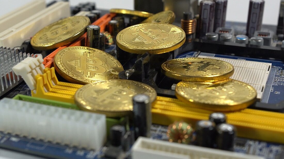 Bitcoin: Wie oft wurde das Ende der Kryptowährung vorhergesagt? Bitcoin (BTC) feierte im Januar seinen 14. Geburtstag und konnte seitdem eine breite Akzeptanz im Mainstream verzeichnen. Trotzdem gibt es immer noch Skeptiker, die behaupten, dass Bitcoins Tage gezählt sind. Tatsächlich haben namhafte Kritiker die Kryptowährung bisher 474 Mal für &#8222;tot&#8220; erklärt, wie eine Analyse der Marktinformationsplattform Coinphony zeigt. Coinphony hat Informationen von der Kryptowährungs-Marktinformationsplattform 99bitcoins erhalten, die seit Beginn des Jahres sämtliche &#8222;Bitcoin-Nachrufe&#8220; oder öffentliche Meinungen von Kritikern zusammenfasst. Darunter sind prominente Persönlichkeiten und Medien, die behaupten, dass Bitcoin wertlos ist oder in Zukunft wertlos sein wird. Ein aktueller Vorfall &hellip;