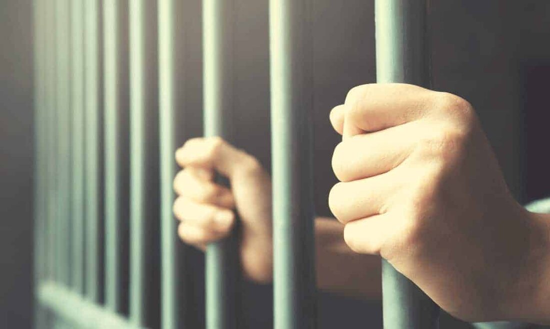 Das Volksgericht von Ho-Chi-Minh-Stadt entschied, dass die vietnamesischen Einwohner – Ho Ngoc Tai und Tran Ngoc Hoang – ihr Leben im Gefängnis verbringen werden, weil sie eine Person entführt und ihr Bitcoin im Wert von 1,5 Millionen Dollar gestohlen haben. 14 weitere Personen, die ebenfalls an der Tat beteiligt waren, erhielten Haftstrafen zwischen 9 und 19 Jahren. Keine Gnade Der 34-jährige Tai und der 40-jährige Hoang waren zugeschlagen mit lebenslanger Haftstrafe wegen der Inszenierung einer raffinierten Entführung und der anschließenden Abschöpfung von 1,5 Millionen US-Dollar in BTC vom Opfer. Nach lokalem Recht sind digitale Vermögenswerte in Vietnam illegal, was bedeutet, &hellip;