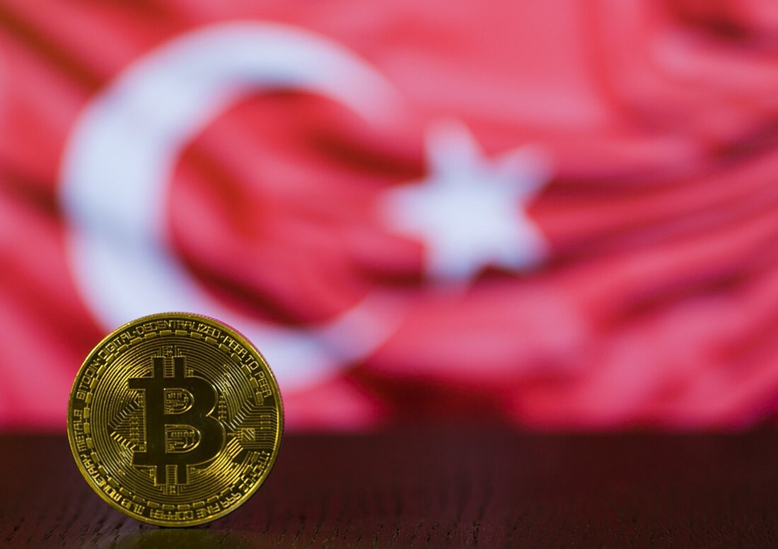 XRP übertrifft Bitcoin im Handelsvolumen und steigt nach Rechtssieg auf Berichten zufolge hat der native Token des Ripple-Netzwerks, XRP, das Handelsvolumen von Bitcoin übertroffen und macht nun 21 % des gesamten Kryptowährungshandelsvolumens der letzten Woche aus. Dieser Erfolg ist das Ergebnis eines bedeutenden Rechtssieges für Ripple. Die US-Börsenaufsicht SEC hatte rechtliche Schritte gegen Ripple eingeleitet und behauptet, dass das Unternehmen nicht registrierte Wertpapiere verkauft habe. Ein Bundesrichter in New York entschied jedoch, dass XRP nur dann eine Sicherheit darstellt, wenn es im Rahmen spezifischer schriftlicher Verträge direkt an institutionelle Anleger verkauft wird. Wenn der Token jedoch über Krypto-Börsen an Privatanleger &hellip;