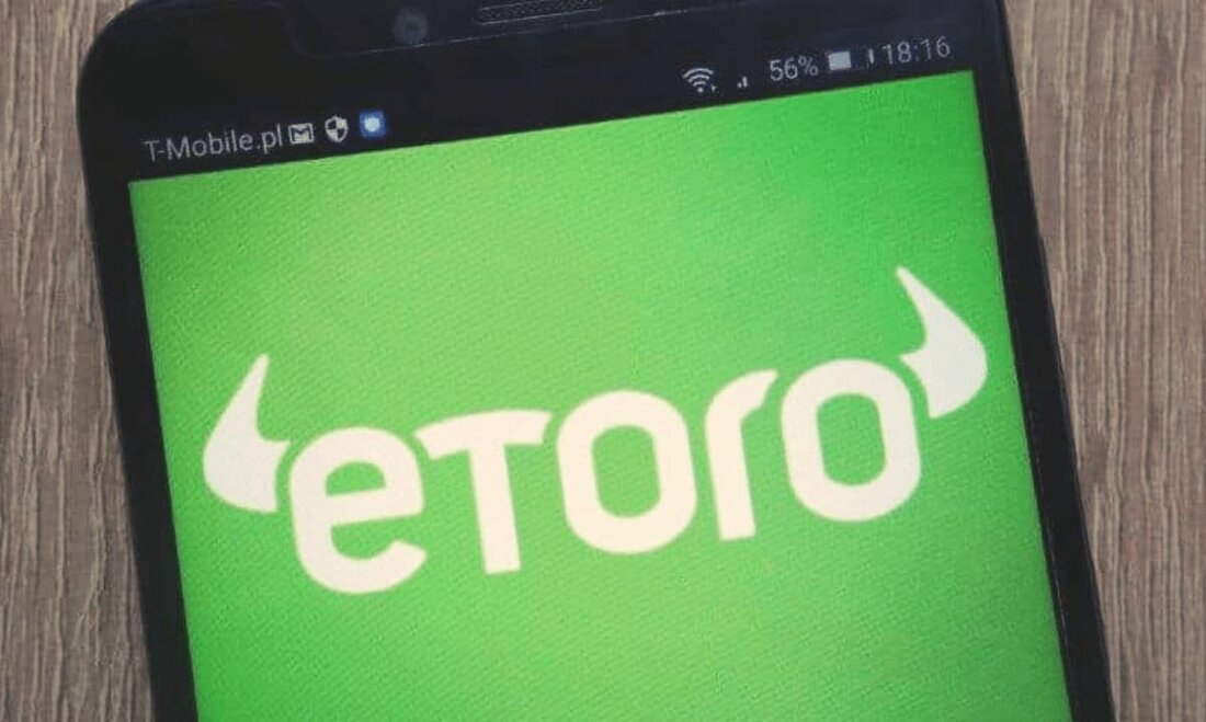 Die Finanzhandelsplattform eToro hat neue Richtlinien herausgegeben, die US-Kunden den Kauf von vier Krypto-Assets verbieten, die kürzlich von der US-Börsenaufsicht SEC in Klagen gegen Coinbase und Binance als Wertpapiere eingestuft wurden. Während eToro die Maßnahmen der Wertpapieraufsichtsbehörde nicht ausdrücklich als Grund für die jüngsten Änderungen in seinem Krypto-Angebot anführte, betonte es die „sich schnell entwickelnde Regulierungslandschaft“. Damit schließt sich eToro Unternehmen wie Robinhood an, während die Branche mit dem Durchsetzungshammer der SEC konfrontiert wird. Das neueste Update von eToro Nach dem neuen aktualisiereneToro gab bekannt, dass seine US-Kunden ab dem 12. Juli Algorand (ALGO), Decentraland (MANA), Dash (DASH) und Polygon &hellip;