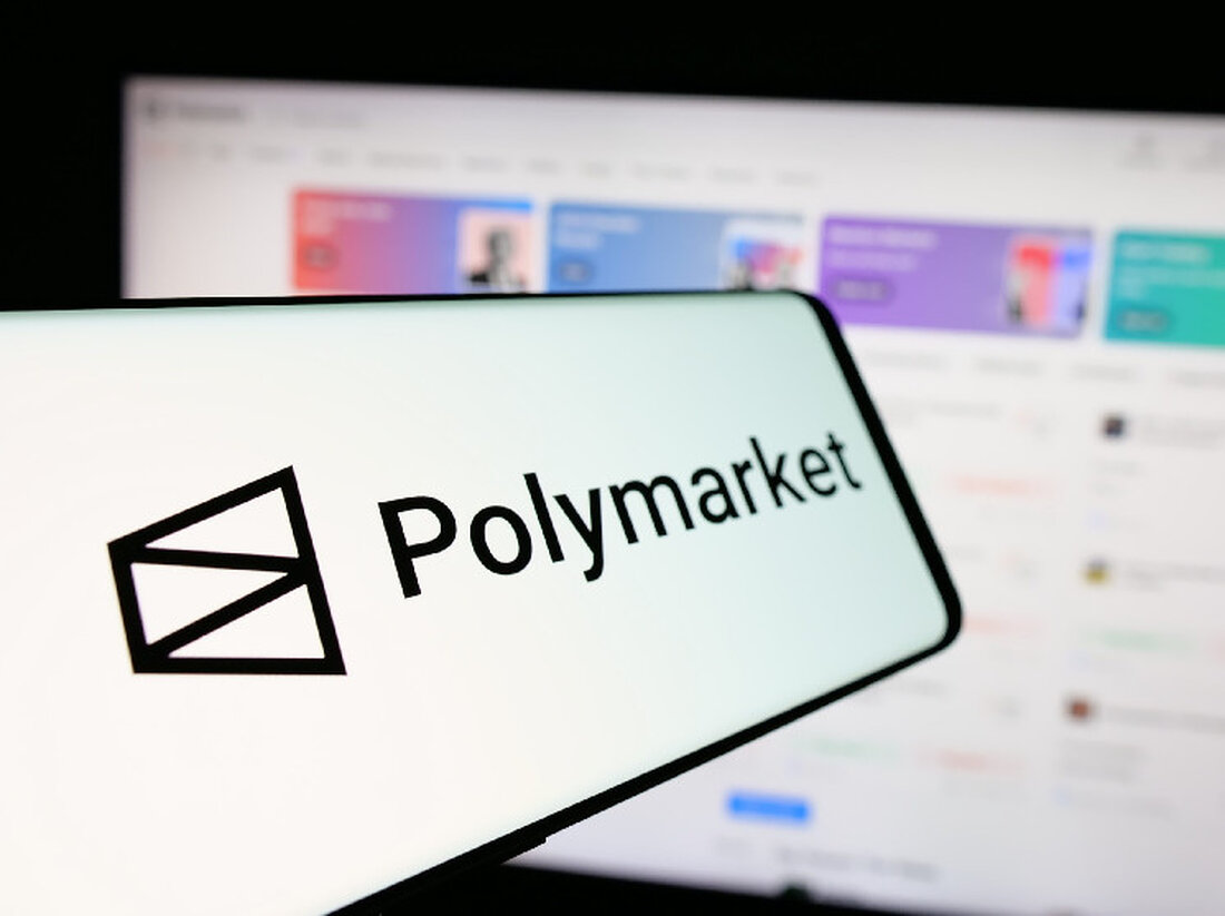 Polymarket erweitert Dienste auf die Solana-Blockchain Die Prognose-Plattform Polymarket hat bekannt gegeben, dass Nutzer in Zukunft Einzahlungen in SOL, der Kryptowährung der Solana-Blockchain, vornehmen können. Dieser Schritt markiert eine bedeutende Expansion des Projekts und bietet den Nutzern eine neue Möglichkeit, an der Plattform teilzunehmen. Die Integration der Solana-Blockchain ermöglicht es Polymarket, von den Vorteilen dieser hochperformanten Infrastruktur zu profitieren. Solana ist bekannt für ihre hohen Transaktionsgeschwindigkeiten und niedrigen Gebühren, was ideal für eine Prognose-Plattform ist, die auf Echtzeit-Transaktionen angewiesen ist. Mit dieser Erweiterung wird es für die Nutzer einfacher, ihre Einzahlungen zu tätigen und gleichzeitig die Vorteile der Solana-Blockchain zu …