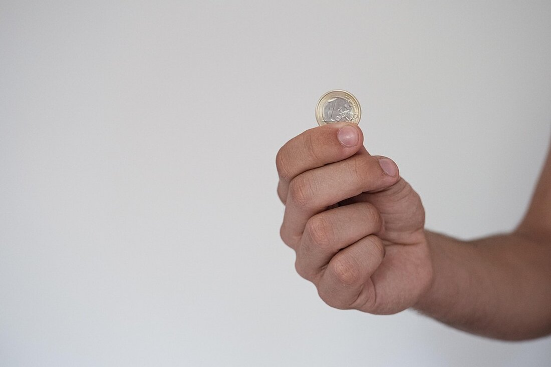 Solana (SOL) unter Druck: Herausforderungen und Zukunftsperspektiven Der Kryptomarkt ist bekannt für seine Volatilität, und aktuell steht Solana (SOL) besonders unter Druck. Nach den massiven Verlusten, die durch den LIBRA-Memecoin-Skandal verursacht wurden, sehen sich Anleger nun mit einem bevorstehenden Token-Unlock konfrontiert, der zusätzliche Nervosität schafft. In diesem Artikel werden die wichtigsten Faktoren analysiert, die die Situation rund um Solana prägen. Memecoin-Skandal Der Vorfall rund um LIBRA brachte erhebliche negative Schlagzeilen für Solana mit sich. Insiderhandel und Verwicklungen mit hochrangigen Persönlichkeiten, einschließlich des Präsidenten Argentiniens, führten dazu, dass innerhalb von nur 24 Stunden mehr als 4,3 Milliarden Dollar verloren gingen. Diese &hellip;
