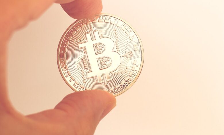 Stablecoin Test erfolgreich: Shinhan Bank führt Remittance-Zahlungen mit Hedera ein" "Klage gegen Marathon Digital: Anleger werfen CEO Verletzung des US Securities Exchange Act vor" "Ubisoft und Cronos gehen Partnerschaft ein: Videospielgigant wird Node Validator" "NEAR Foundation tritt Ethereum Climate Platform bei: Zusammenarbeit für Klimaschutz" "Bitget veröffentlicht Transparenzbericht: Handelsvolumen über $60 Milliarden" "Crucible launcht Emergence SDK für Unreal Engine: Einfache Entwicklung von Spielen auf EVM-kompatibler Chain" "ConnexPay führt britische Pfund und Euro ein: Zahlungstechnologie für internationale Transaktionen 1 Shinhan Bank Tests Stablecoin Payments on Hedera Network, Marathon Shareholders File Lawsuit Against CEO & Top Execs, Cronos Partners with Ubisoft